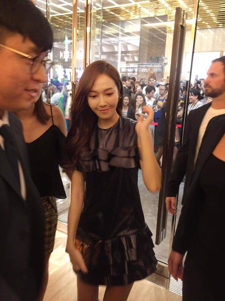 [PIC][29-09-2016]Jessica khởi hành đi Đài Bắc để tham dự sự kiện khai trương chi nhánh mới của thương hiệu "LOUIS VUITTON" vào chiều nay Ctmn6YFVMAEEBnT