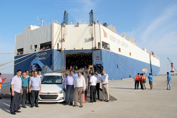 Deendayal_Port's tweet photo. MV DRESDEN Berthed at Kandla today.First ever coastal car movement from Chennai to Kandla.Offloaded 1285 cars and load 554 cars to Chennai. https://t.co/mlSTXVfqd1