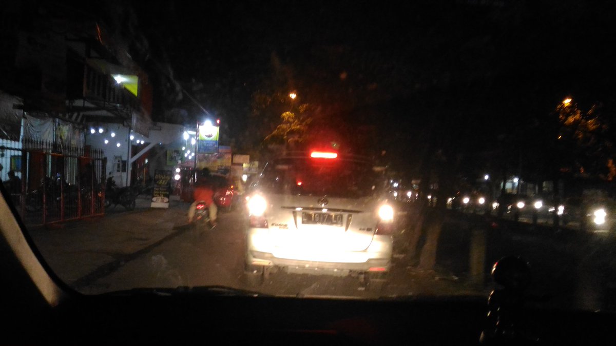 Dlienz's tweet photo. @e100ss lampu rem diganti lampu putih dan menyilaukan pengguna jalan. Posisi di jl raya gn anyar arah wiguna https://t.co/EKEvqGxFvW