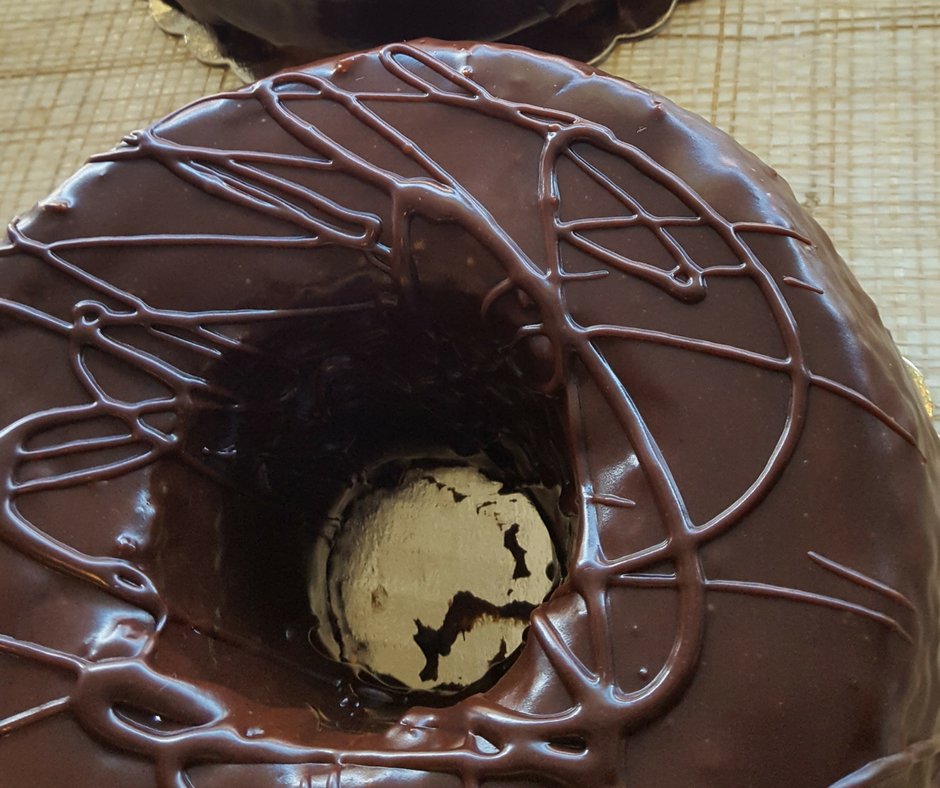 PotitosBakery1's tweet photo. New! Try our Cream Cheese Pound Cakes, covered in a fresh layer of chocolate that melts in your mouth! https://t.co/22lz6YfVoA