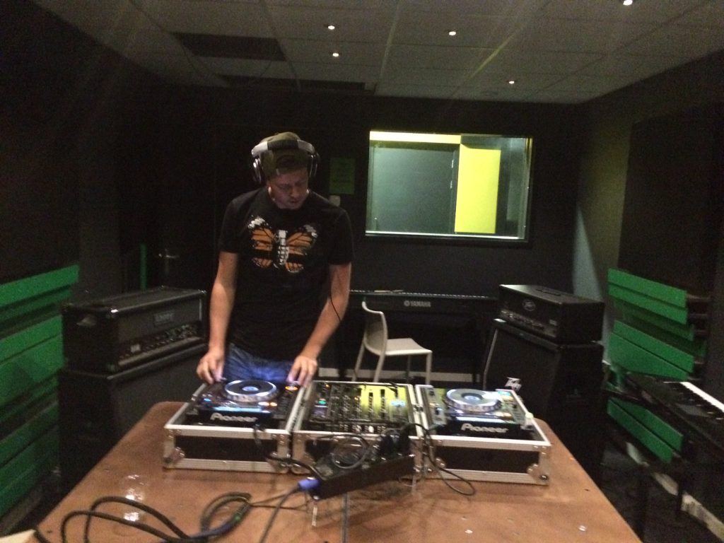 BartElzendoorn's tweet image. Nieuwe blog @OurHouse_NL over m'n dj-cursus bij @BPM040. Het begint ergens op te lijken! bit.ly/2dgCqM2 #dj