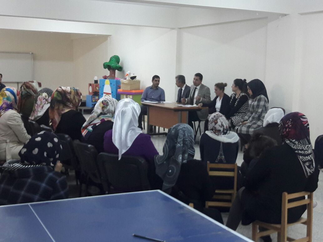 100. Yıl ilk okulumuzda düzenlenen veli toplantısına katılarak velilerimizi sorunlarını ve önerilerini dinledik.