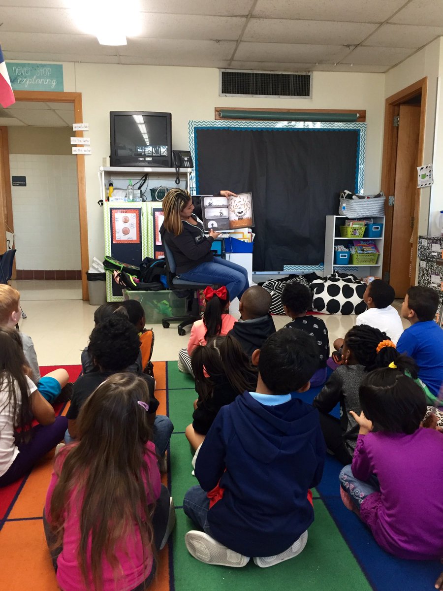 themrsjackman's tweet photo. We LOVED having a guest reader! Parent involvement is the best ❤️ #seabes @ReneaKern https://t.co/WmYDqfHCgk