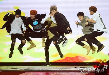 Бтс v jump. Bts jump. Бтс джамп. Бтс прыгают. Bts jump.