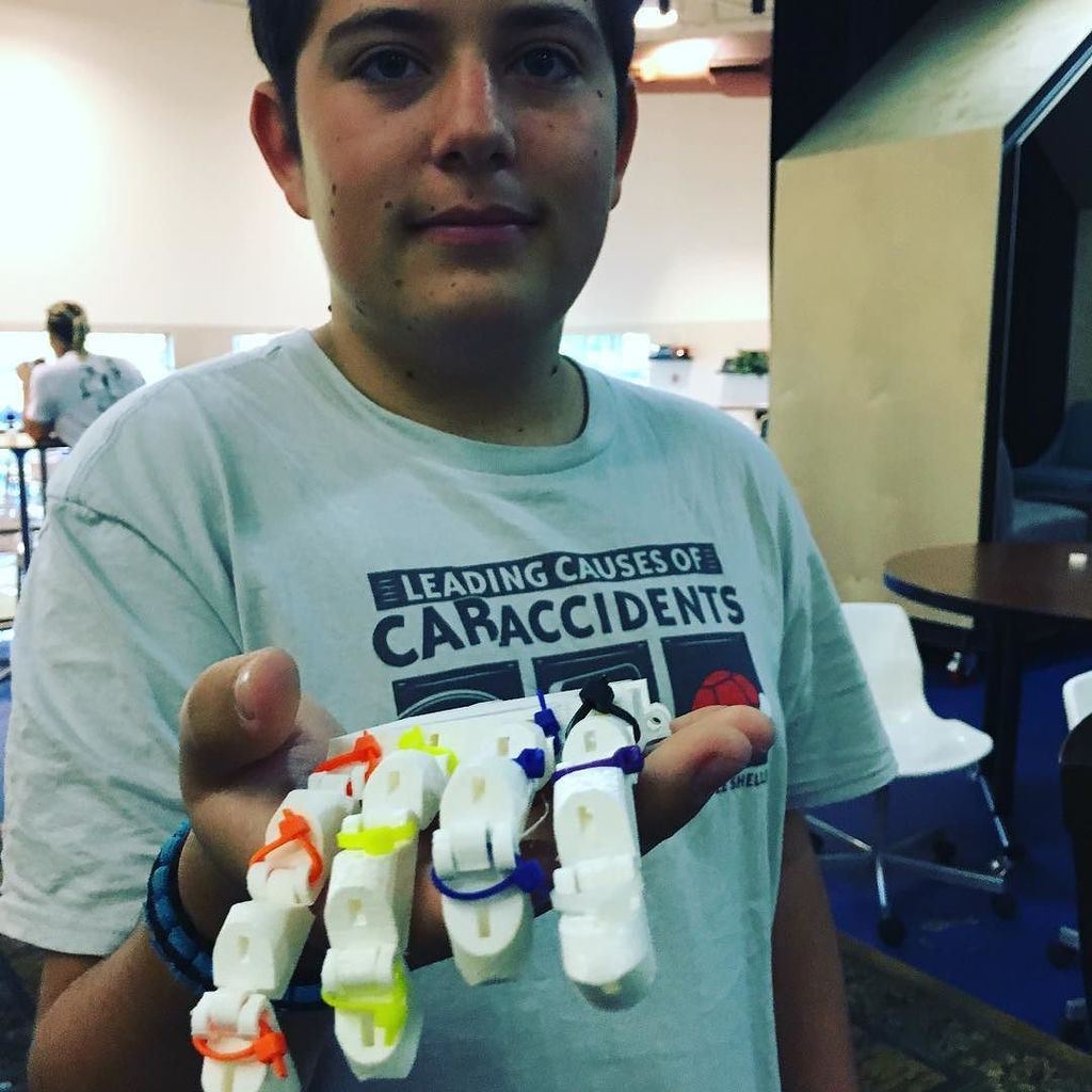 MathWars's tweet image. Joey showing off his 3D printed prosthetic hand for his Biology independent project. Next … ift.tt/2dF2YGK
