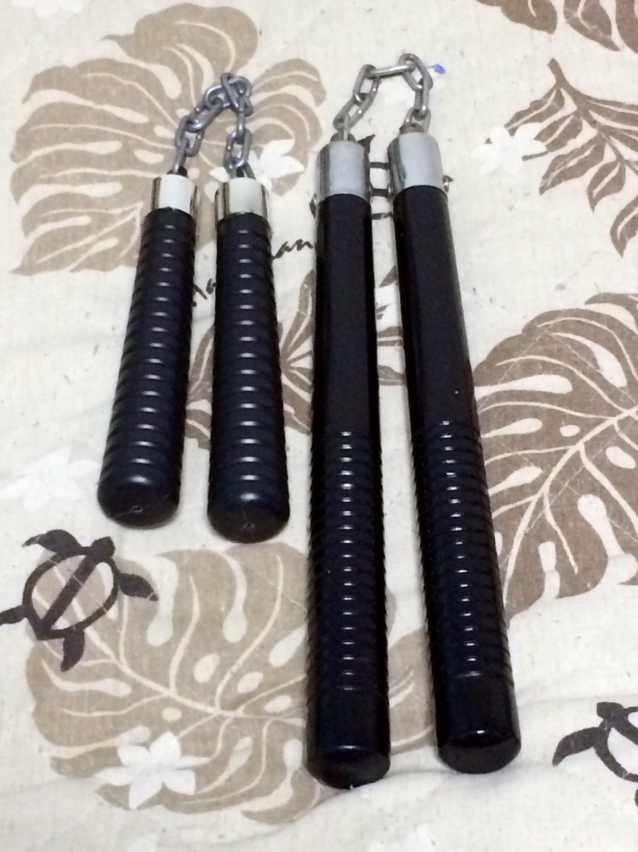 紫澄shizu ちょーろー Ar Twitter ダイソー忍者セット これまであったのはサイと十字手裏剣と鎖鉄球のセットばかりだったのだけど この ヌンチャクと苦無と十字手裏剣のセットを初めて見かけて つい買ってしまいました 英語でninjaとあるし サイとヌンチャクが含ま