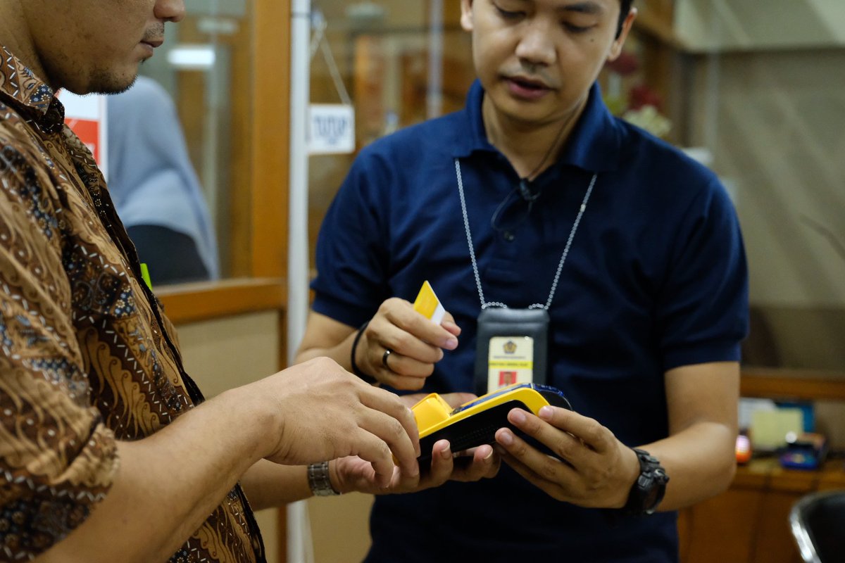 pajakjabar1's tweet image. Fiskus membantu WP bayar Uang Tebusan via Mini ATM di GKN Bandung @BNI @bankmandiri @bca @DitjenPajakRI