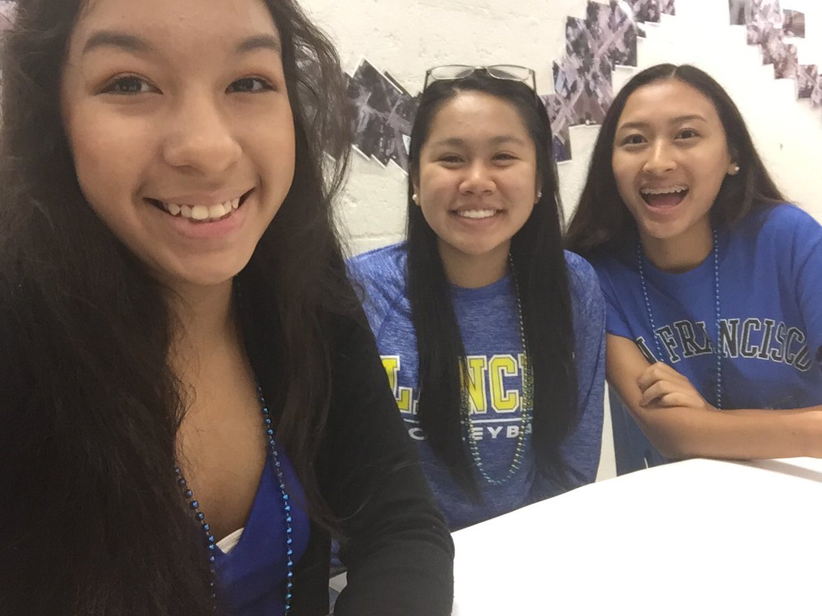 munozcarolina20's tweet photo. 💙💙Blue out💙💙#lancerspirit18 https://t.co/WvqVKt0vGk