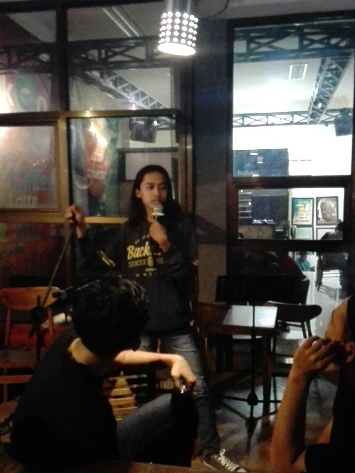 Open Mic performer 3 <a href="/StandUpIndoRBG/">Standupindo Rembang</a> nyruput es nek @balkon_id #RembangBangkitkanTawa special perfome <a href="/andriyanto_bayu/">Bayu Andriyanto_Rbg</a> (Pak Wabub)