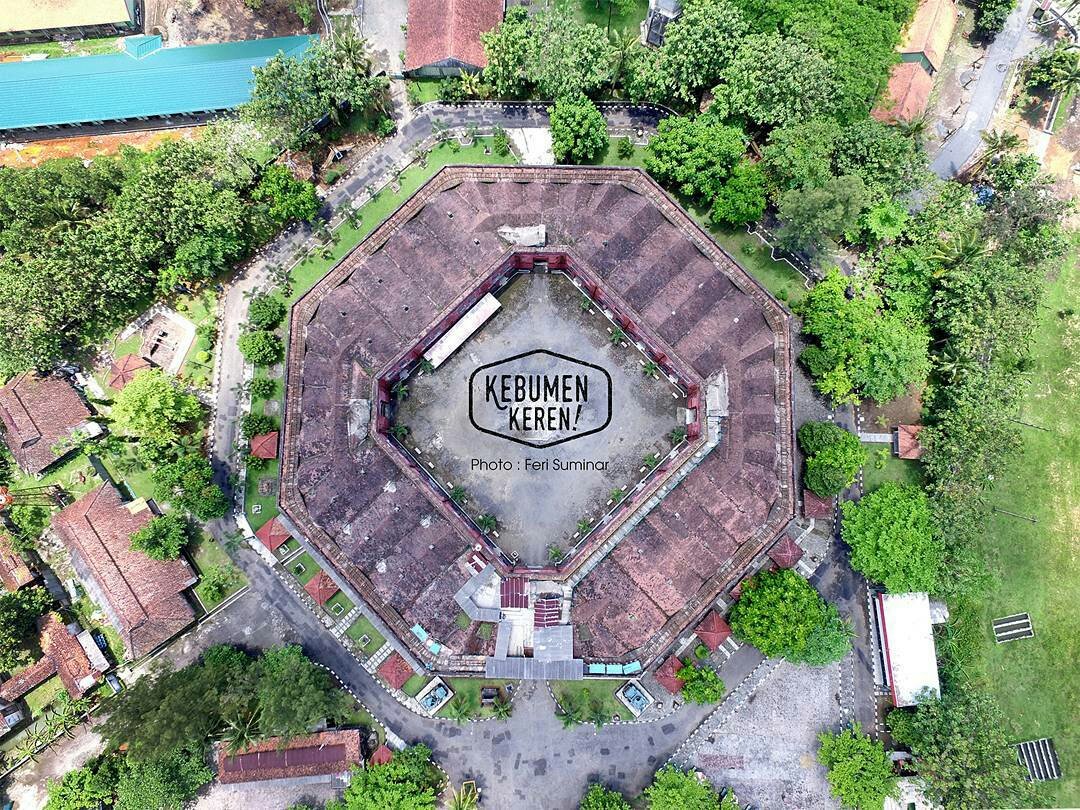 Benteng Van der Wijck. Benteng merah segi delapan satu-satunya di Indonesia yang jadi tengara kolonial di #Kebumen. Dolan yuk Lur!!