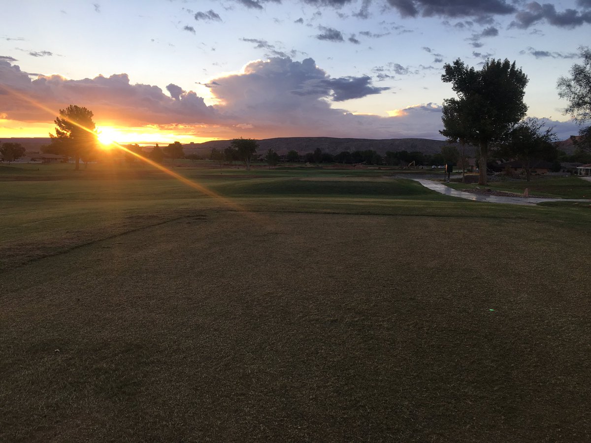 NeilEconomy's tweet photo. Where is the green?@Bloomington_CC_               @sunrivergolf @BelongAtBCC https://t.co/yppk0it2Wi