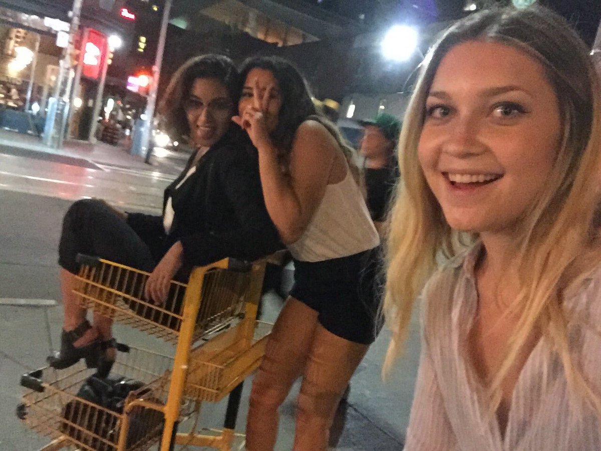 LesraExia's tweet image. The girls I met last night tho 😂😂