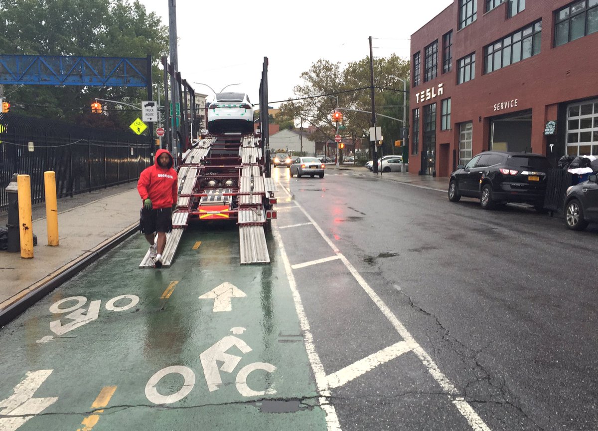 wilsonkello's tweet photo. @NYPD76Pct , Rules of the city of NY, § 4-08 (e)(9): ”It is against the law to park, stand or stop within or otherwise obstruct bike lanes.” https://t.co/jW42B5SFgB