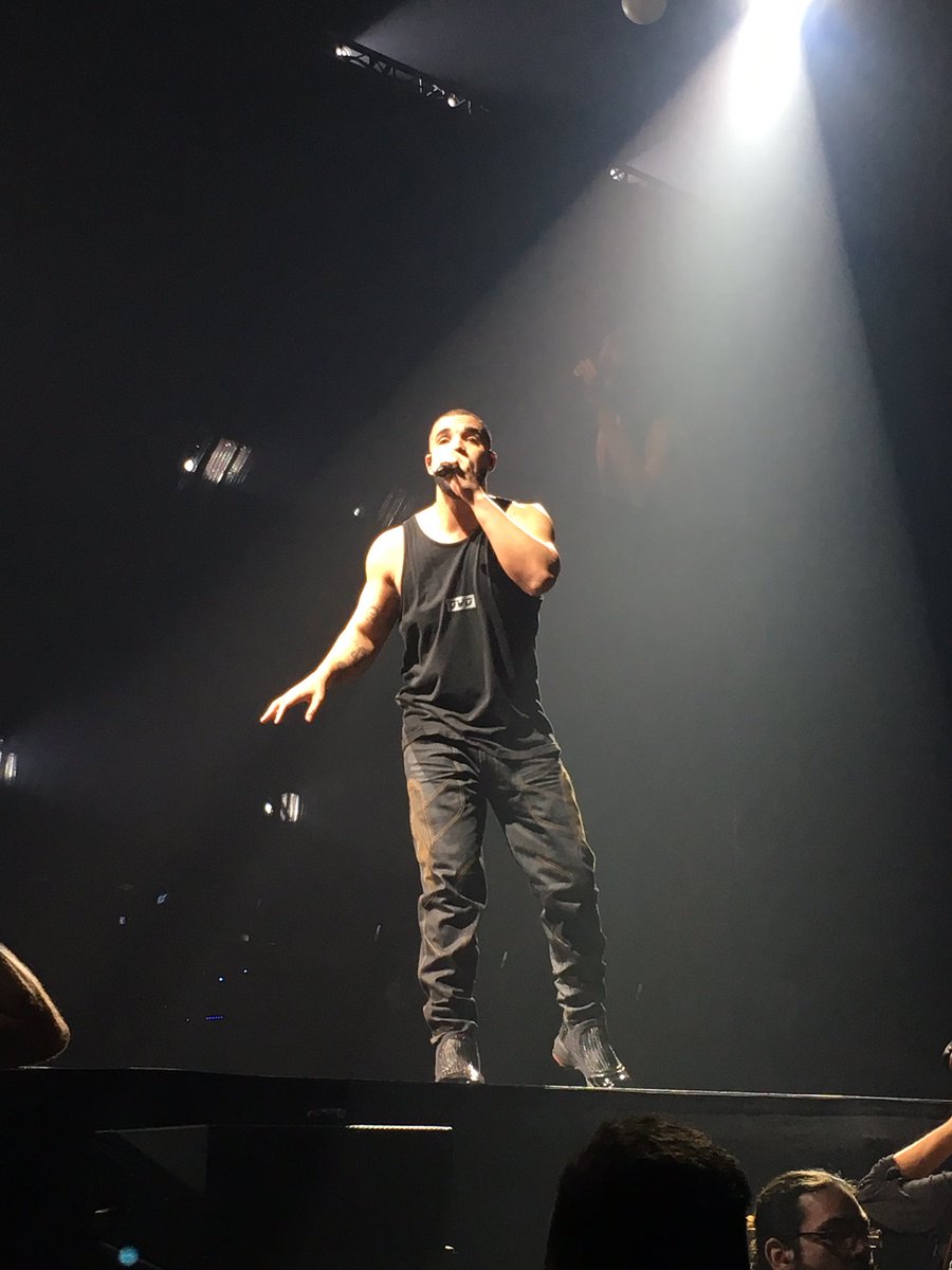 FaZeRug's tweet photo. The Drake concert was sooooo lit last night https://t.co/zFPG952J3K