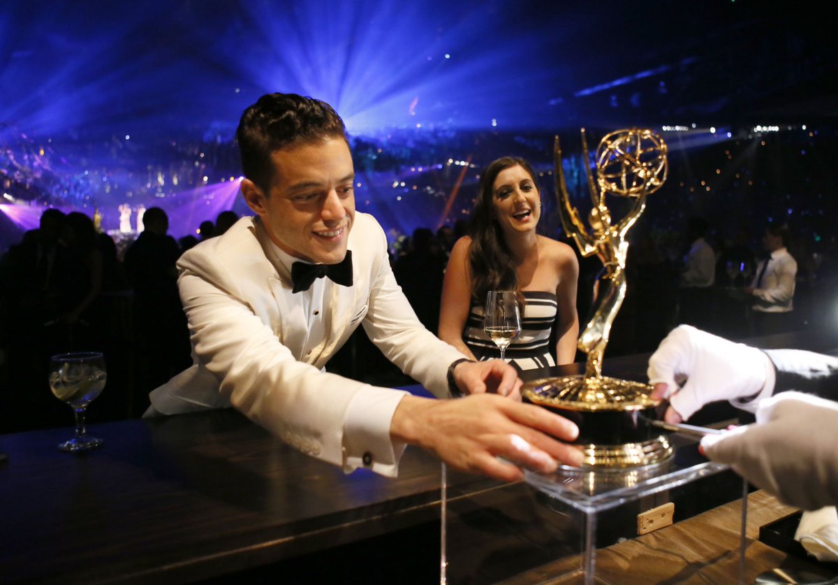 RamiMalekES's tweet photo. +34 HQs de Rami en los Emmys el 18 de septiembre. ¡Las fotos son INCREÍBLES! https://t.co/sTUbtp2ZdM #RamiMalek #MrRobot @ItsRamiMalek https://t.co/vWbrFjU3nB