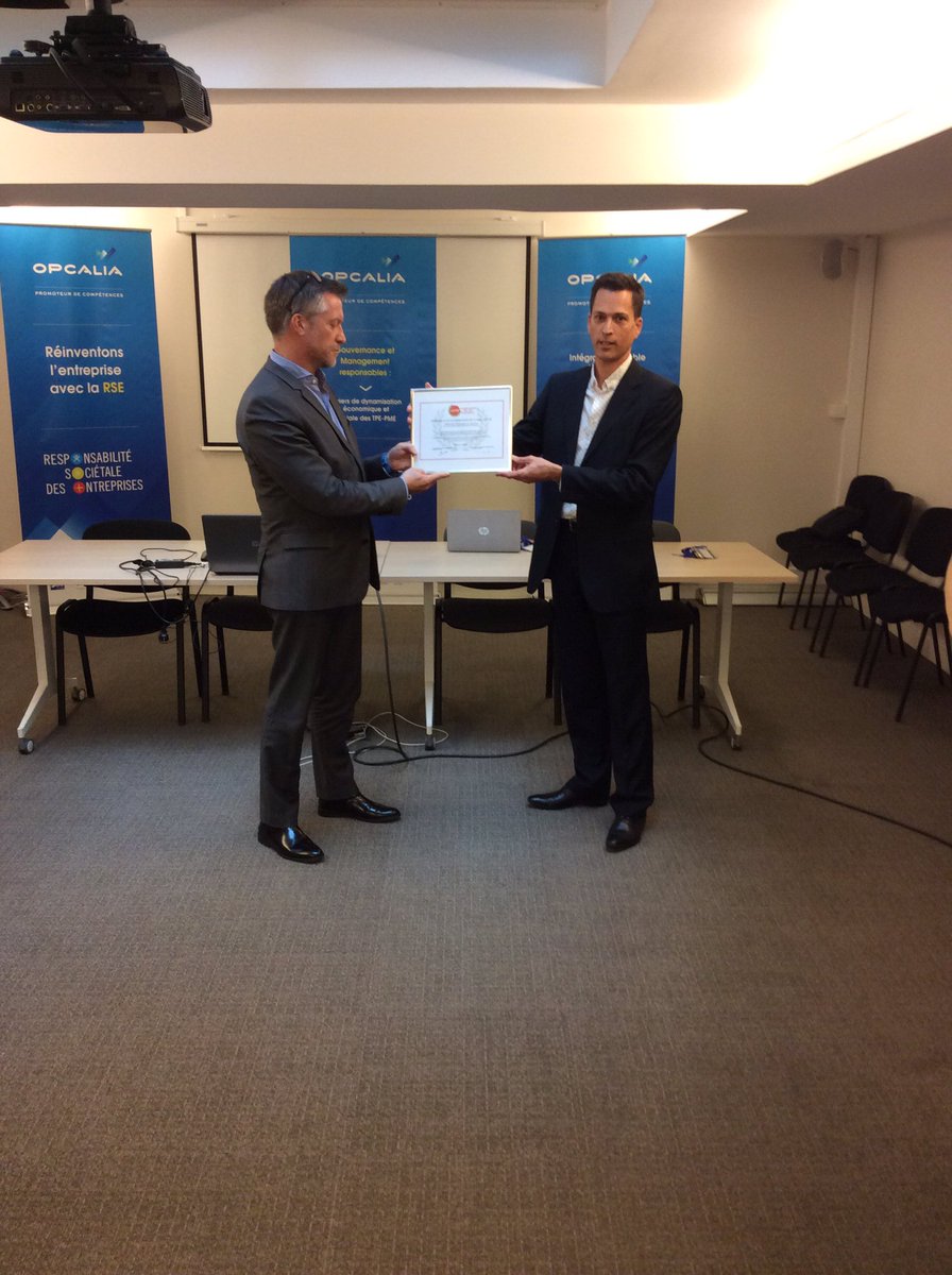 AKTO_OPCO's tweet photo. Une remise officielle de #label, symbole de notre #engagement @Label_LUCIE https://t.co/fJgfB0zqtw