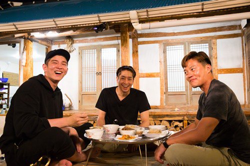 ‘3 Meals A Day’, “Eric’s pro-level cooking skills surprised Lee Seo Jin and Yoon Kyun Sang” absolutshinhwa.wordpress.com/2016/10/01/3-m…