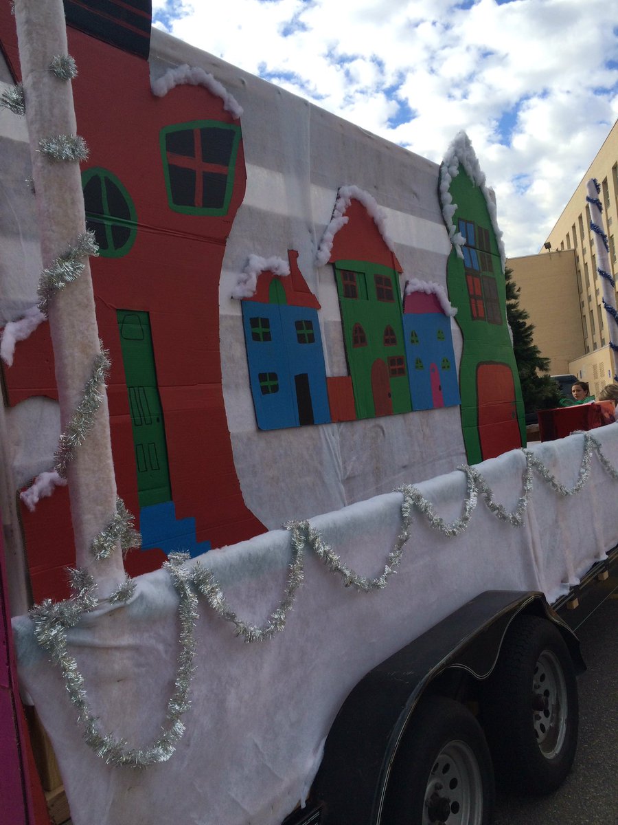 dps_k12's tweet image. JFK Link Crew -- older students supporting freshmen as they begin high school #everystudentsucceeds #grinch theme