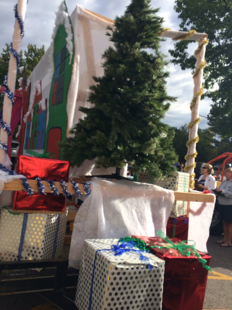 dps_k12's tweet image. JFK Link Crew -- older students supporting freshmen as they begin high school #everystudentsucceeds #grinch theme