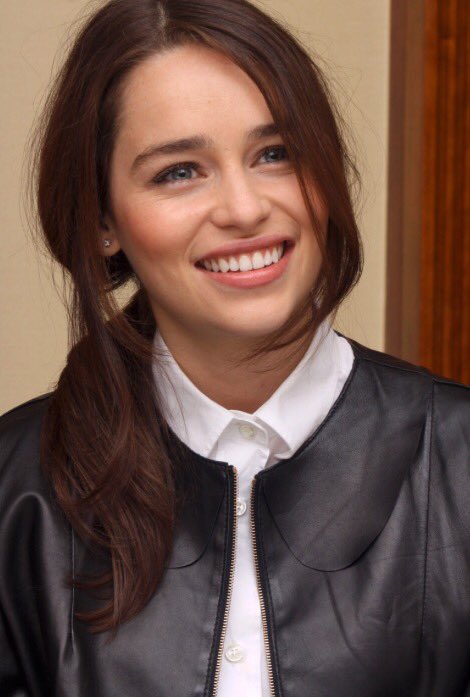carlota_laupani's tweet photo. ¿Y que Elena se da un aire a Emilia Clarke? https://t.co/E8eUAKJfJu