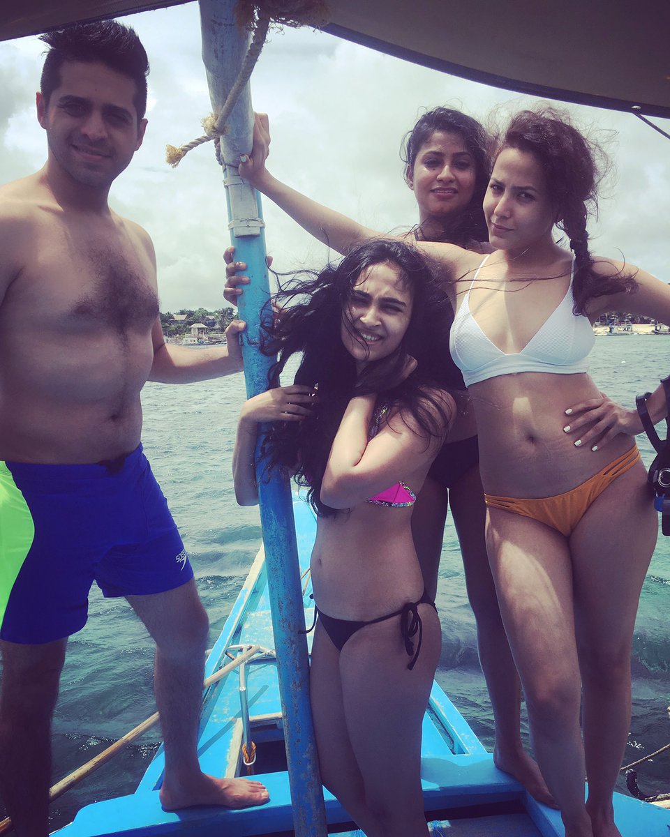 karendmoore21's tweet photo. #HOLIDAY2016 #hubby #bff's #Boracay https://t.co/MxM5Ekugpg