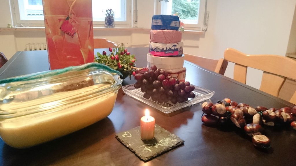seeblickvomdach's tweet photo. Gleich kommt das Geburtstagskind nach Hause. Die Gaben stehen bereit. #Käsetorte #vanillemousse #Flugzeug und mehr https://t.co/papyMyaYEU