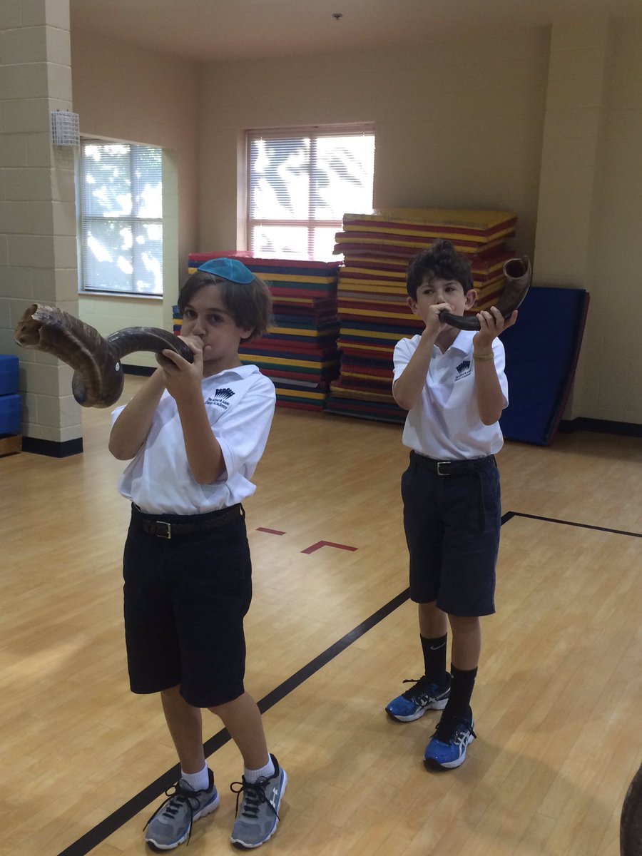 MrsSeff's tweet image. Some of our fantastic 5th graders blowing shofar today at Kabbalat Shabbat! #davis5