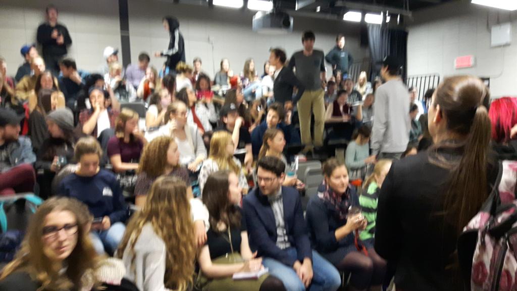 micheljean5's tweet photo. Belle rencontre sur le point de commencer avec les étudiants en journalisme du CEGEP de Jonquiere #yafoule https://t.co/4bIHaj9QmT