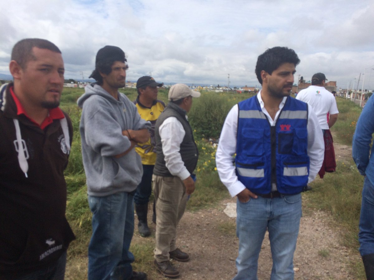 chava_mendivil's tweet photo. Recorre delegado @MartinVivanco viviendas en fracctos. Los Duraznos, Villas del Guadiana. Para levantar reportes de personas afectadas. https://t.co/BwOxX2iaB2