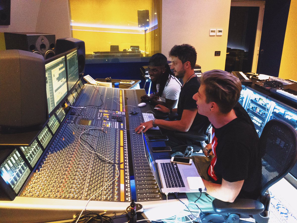 artandmusicrec's tweet photo. #magic is happening! @MarcTyp @zeekonline @drshiver 🔮 https://t.co/3yw7s8neS8