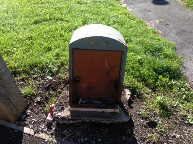 ItsJustBeRo's tweet photo. @RoyalMail would you be so kind to remove this eyesore from my community, as the rust bucket with aging mail inside is blighting the park https://t.co/t58Z4IptPb