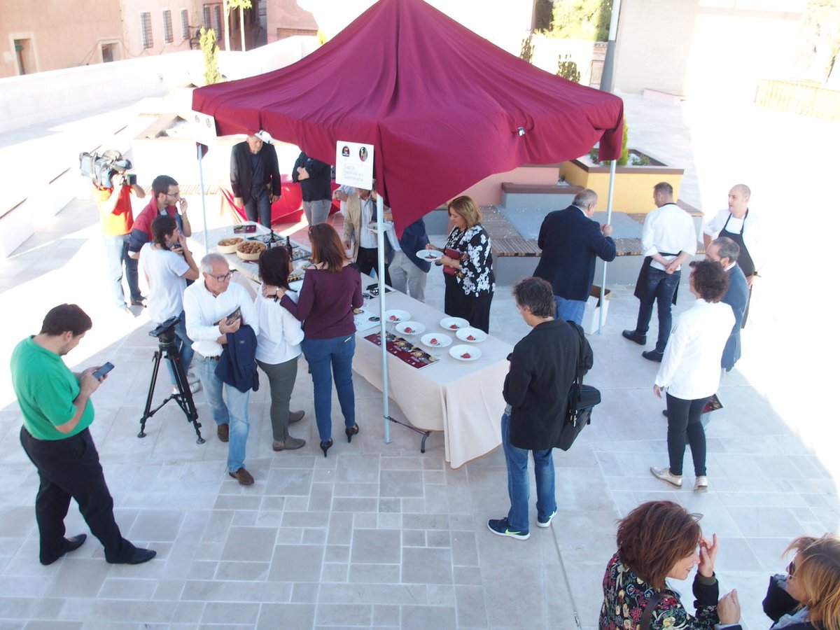 aytocuenca's tweet photo. La Plaza Mangana, escenario presentación dossier y candidatura Cuenca Capital Española de la Gastronomía 2017 #CuencaSabeBien #Cuenca20A https://t.co/3aPedQV3k3