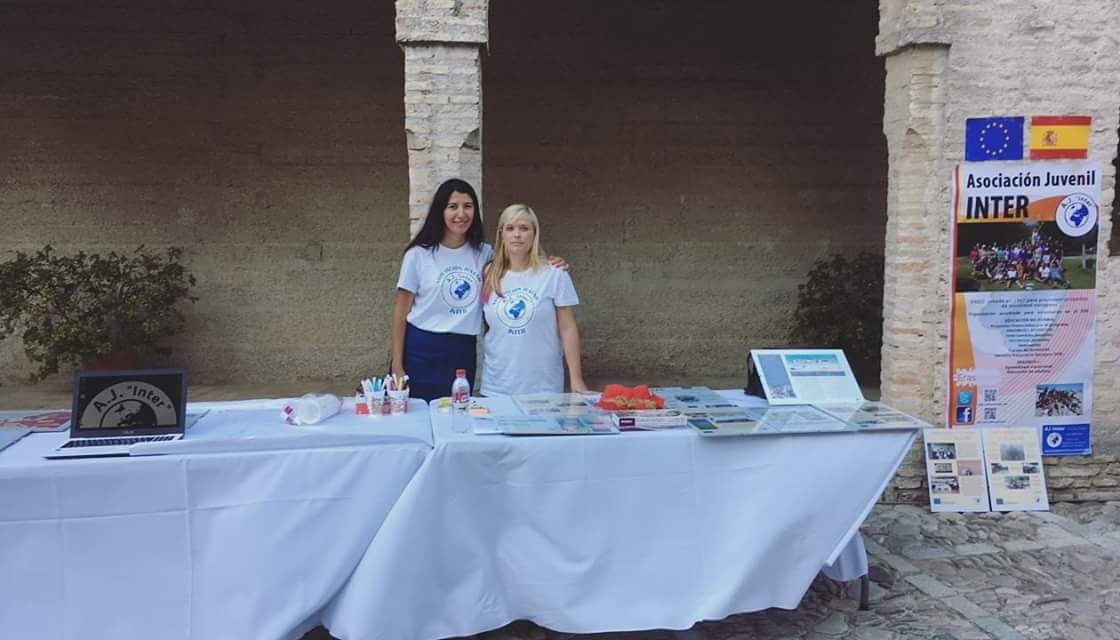aj_inter's tweet photo. #AlcázardeJerez estamos para dar información de E+ nuestros proyectos #nochedelosinvestigadores #erasmusplus #ajinter #learnabouterasmusplus https://t.co/PEBLWUC8fC