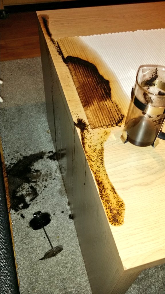 Efter ännu en hård dag med mkt träning ser man framemot att varva ned med en kopp kaffe efter middag.. det gick ju sådär..  #vadfanärkarma