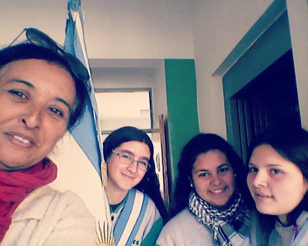 SolProsst's tweet photo. El otro día.!! 😊
#Selfie #Acto #SecundariaCuatro #Egresadas2016 #6toB https://t.co/SB4A79Sw5M