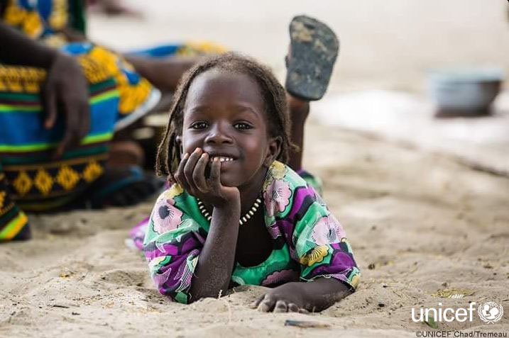 unicef_es's tweet photo. ¿Un día duro? Solo relájate y sonríe como hace esta pequeña de Chad, ¡el fin de semana está muy cerca! https://t.co/2Fgbe6tn7H