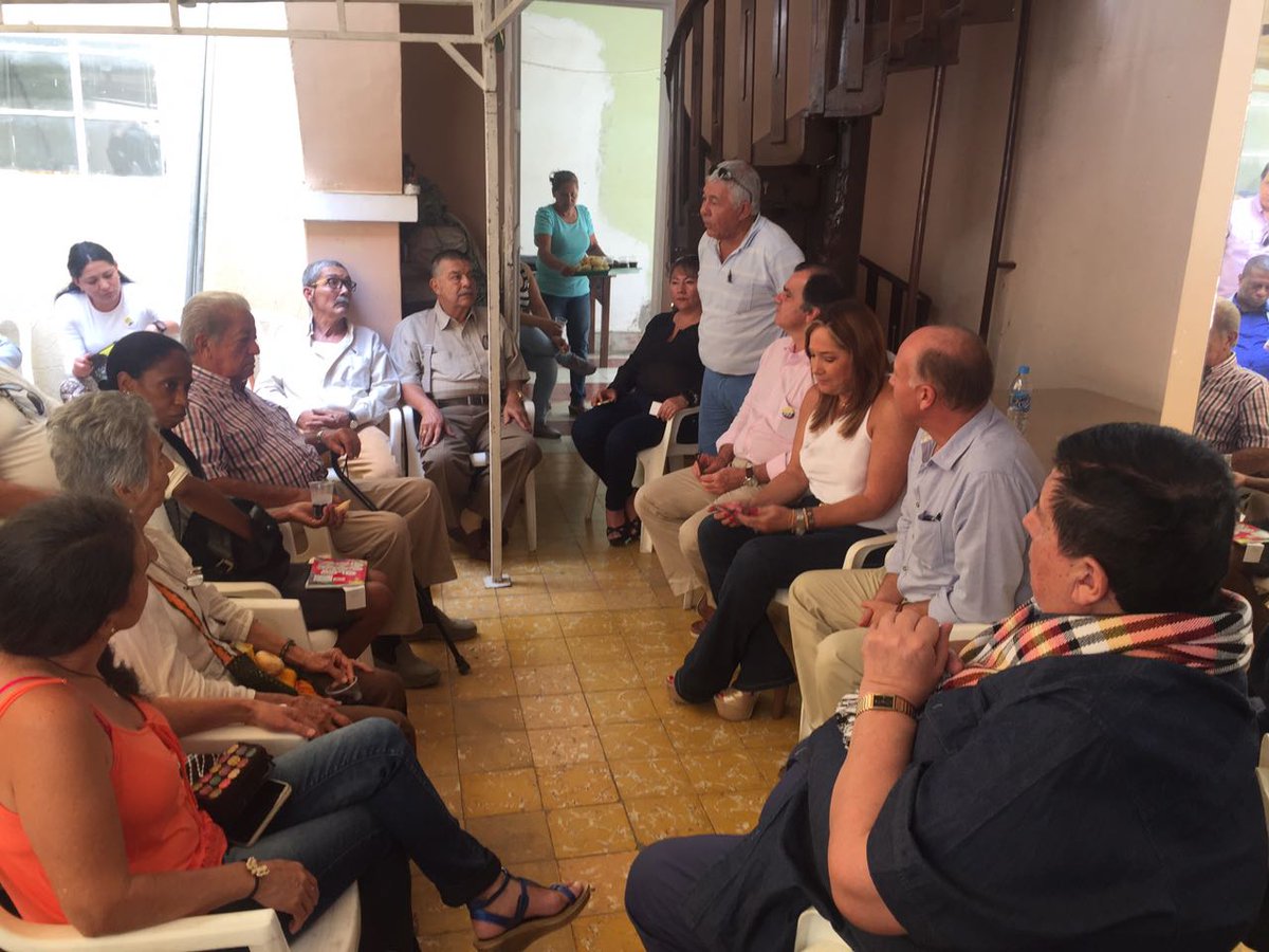 SusanaCorreaBor's tweet photo. A esta hora con @OIZuluaga en Santander De Quilichao compartimos y escuchamos a la comunidad sobre sus inquietudes frente al plebiscito! https://t.co/xr7VVLuJlq