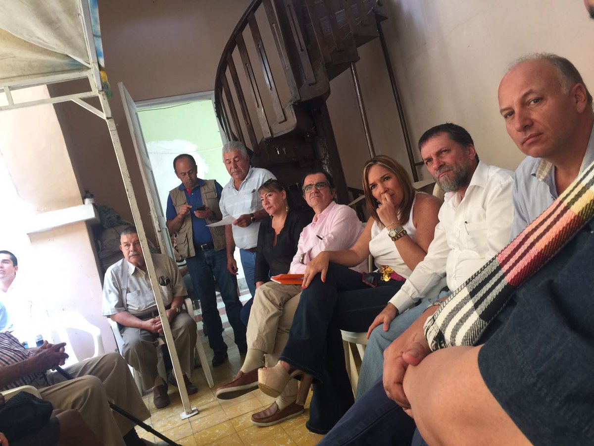 SusanaCorreaBor's tweet photo. A esta hora con @OIZuluaga en Santander De Quilichao compartimos y escuchamos a la comunidad sobre sus inquietudes frente al plebiscito! https://t.co/xr7VVLuJlq