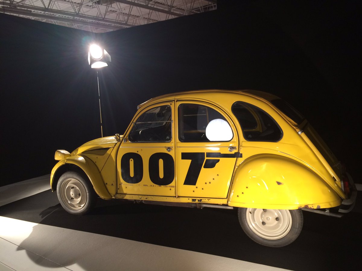 lucioliv's tweet photo. O Cadillac dos Caça-Fantasmas está na exposição do salão sobre carros do cinema. Tem este aqui tbm #salaodeparis #g1 https://t.co/Zj1BDMYQbx