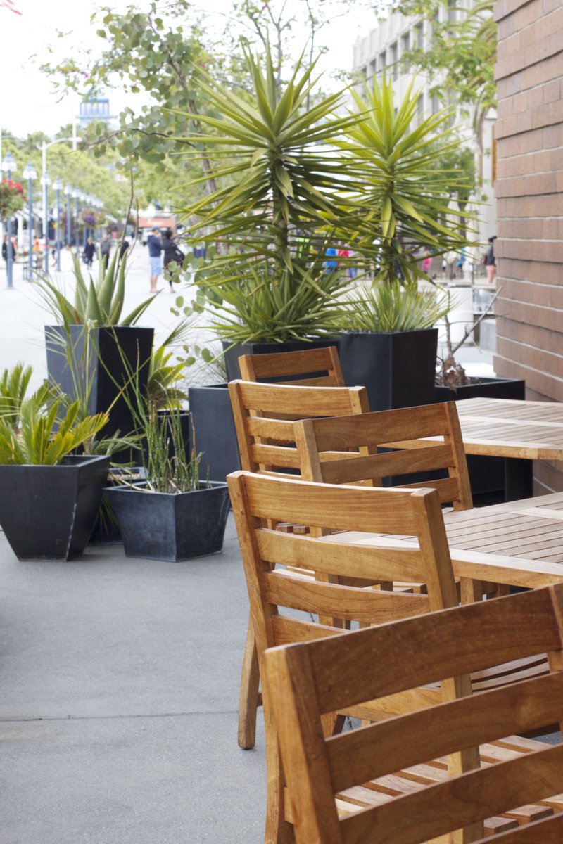 Happy Friday! Enjoy the sunshine before this weekend's rain. (We're delighted about the rain, we just want one last patio cocktail first.)