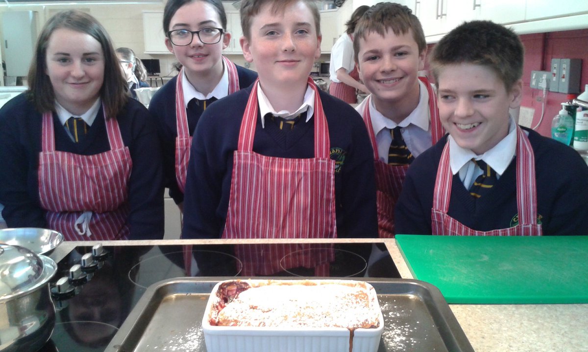 HomeEcoCranaCol's tweet image. Our 2nd year chefs are delighted with their Eve's Pudding👌👌 recipe on google classroom  #happybakers #seasonalfruit @cranacollege