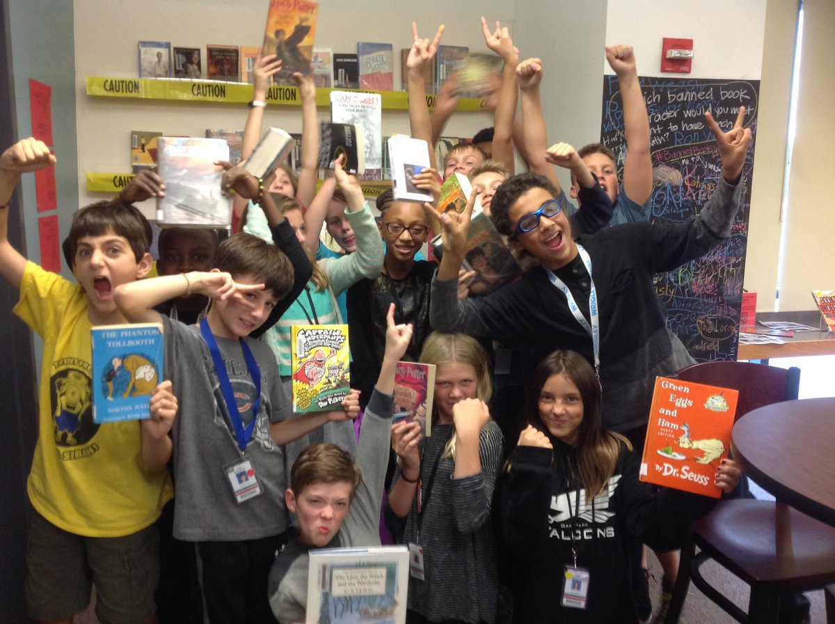 jamie_winchell's tweet photo. 💪🏽🙌🏼✌🏼️👊🏼#BannedBooksWeek POWER #julianworks #oakpark97 https://t.co/UF0T5jHhbH