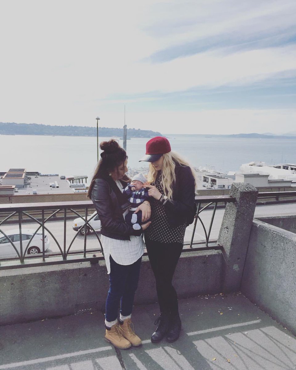 Find a little that will fly across the country to visit the new addition to the fam ☺️🍼💕 #BigAndLittle