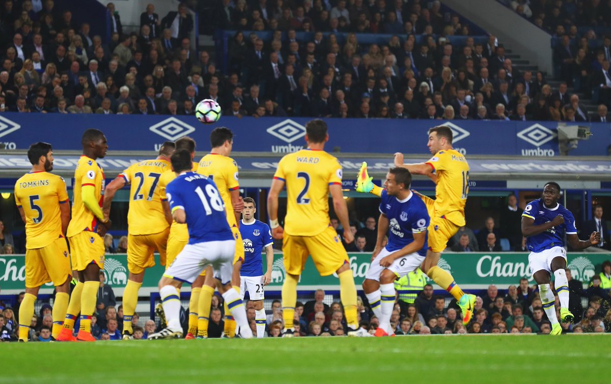 SkySportsPL's tweet photo. HT! Everton 1-0 Crystal Palace. Watch the second half on Sky Sports 2 HD or follow via our live blog : https://t.co/dVLjODiUsz https://t.co/DMyLXaugcw