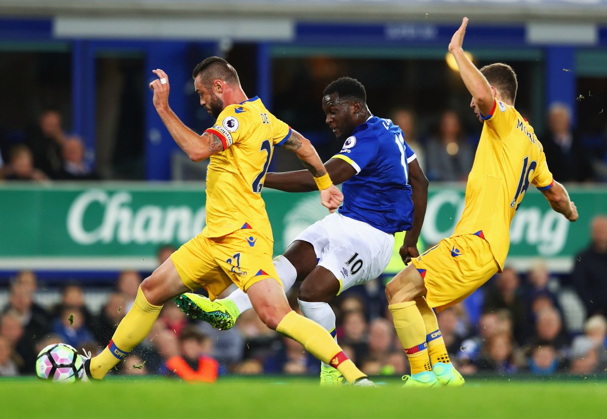 SkySportsPL's tweet photo. HT! Everton 1-0 Crystal Palace. Watch the second half on Sky Sports 2 HD or follow via our live blog : https://t.co/dVLjODiUsz https://t.co/DMyLXaugcw