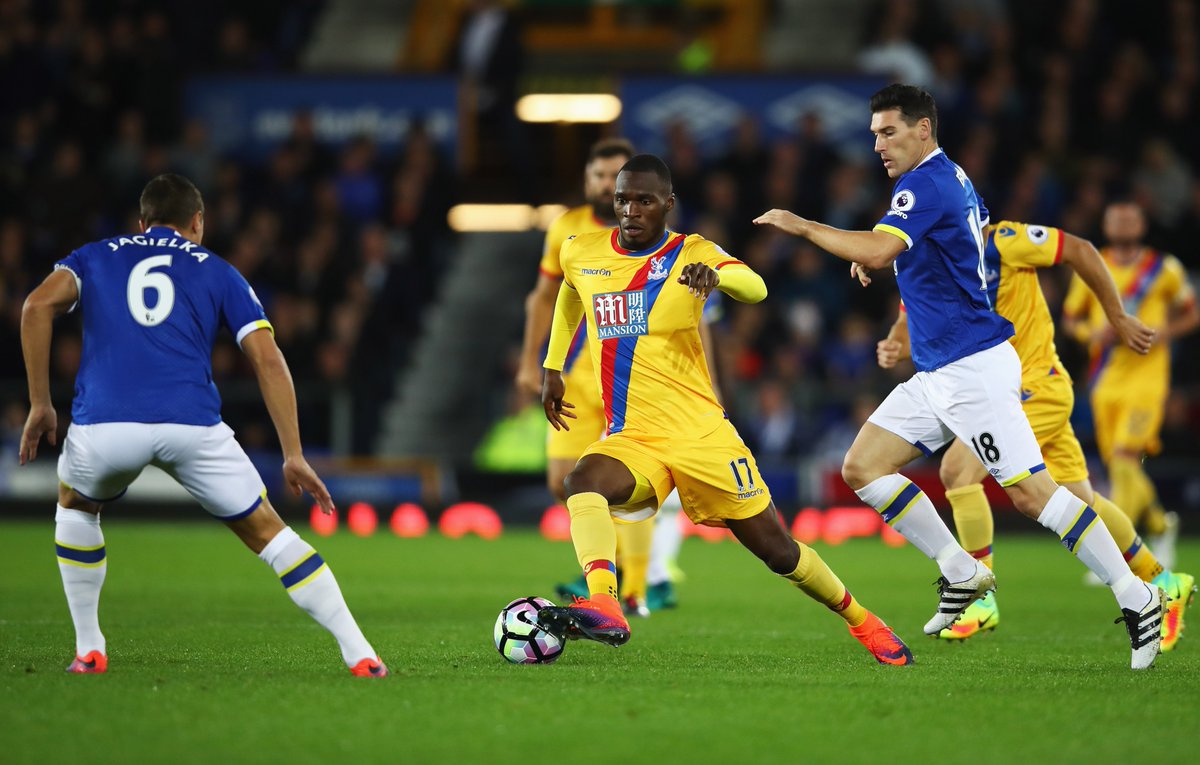 SkySportsPL's tweet photo. HT! Everton 1-0 Crystal Palace. Watch the second half on Sky Sports 2 HD or follow via our live blog : https://t.co/dVLjODiUsz https://t.co/DMyLXaugcw