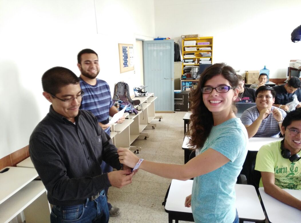 elrevo's tweet photo. Finalizamos nuestra sesión del Dojo con la entrega de cinturones blancos. #coderdojofei @fei_uv https://t.co/IAU5IYNxAO
