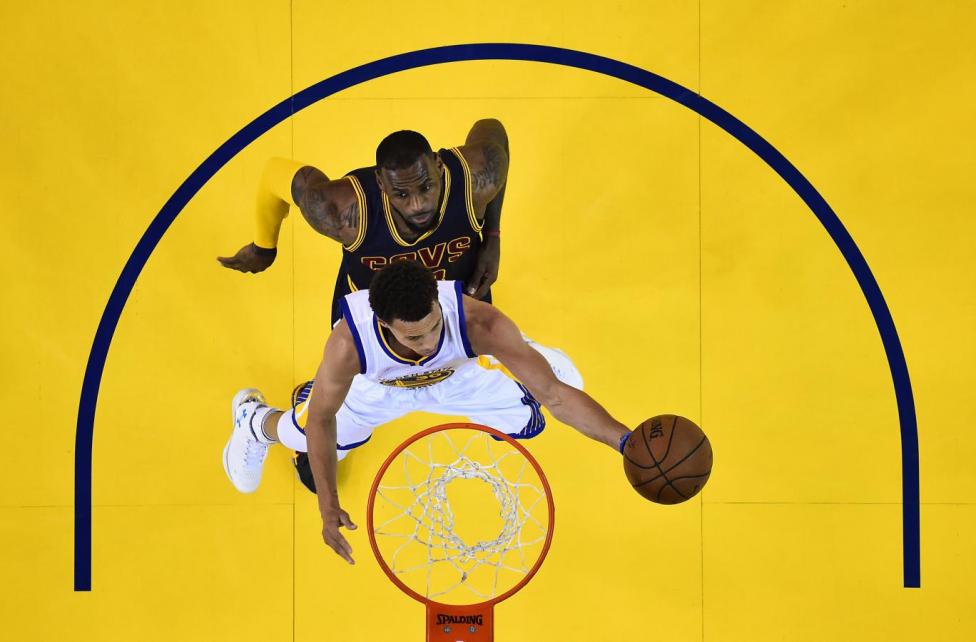 sportphotohouse's tweet photo. #GrosLevel | @StephenCurry30 @KingJames @NBA | © Usa Today Sports https://t.co/xaQHIWLqT4