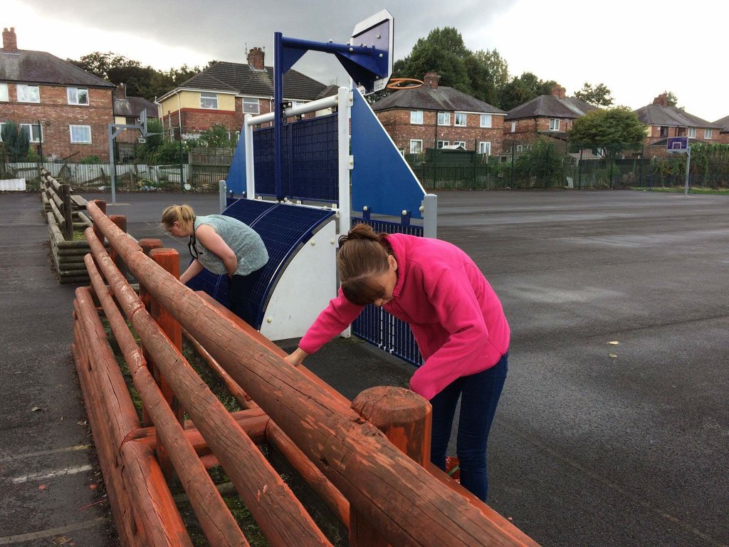 QueensCoEURC's tweet photo. Our own parent painting party. #improvingenvironments #parentsaspartners https://t.co/vErSxUfPpZ