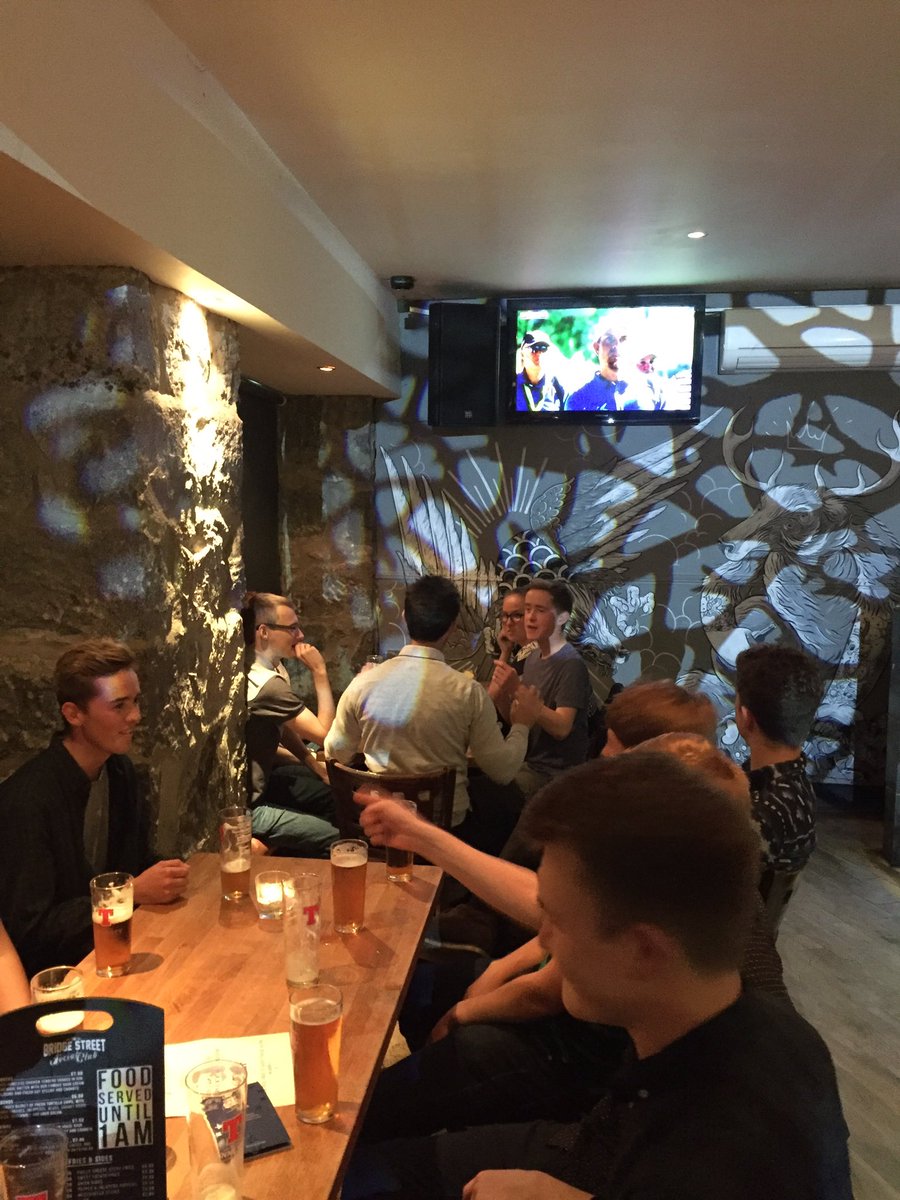 #TeamEurope getting behind the boys with a few beers <a href="/JustinRose99/">Justin ROSE</a> <a href="/Danny_Willett/">Danny Willett</a> <a href="/McIlroyRory/">Rory McIlroy</a> <a href="/andysulligolf/">Andy Sullivan</a> <a href="/4golfonline/">Mark Crossfield</a> <a href="/CoachLockey/">Coach Lockey</a>